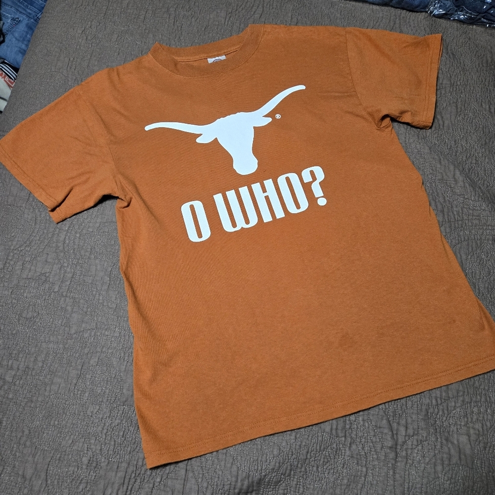 UT Texas University O WHO RED RIVER RIVALRY tee with Bevo logo football, M